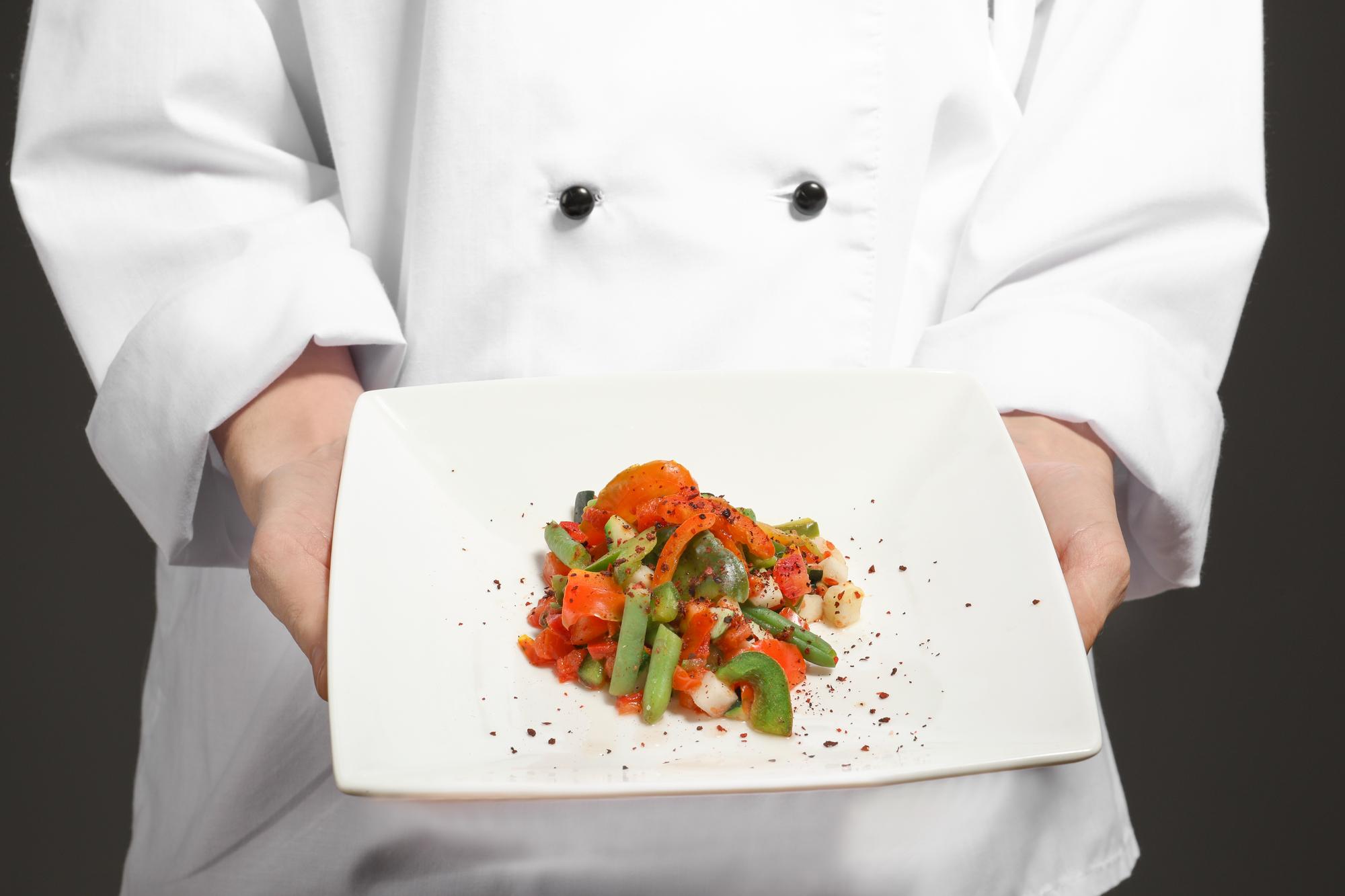 Chef che impiatta un piatto locale